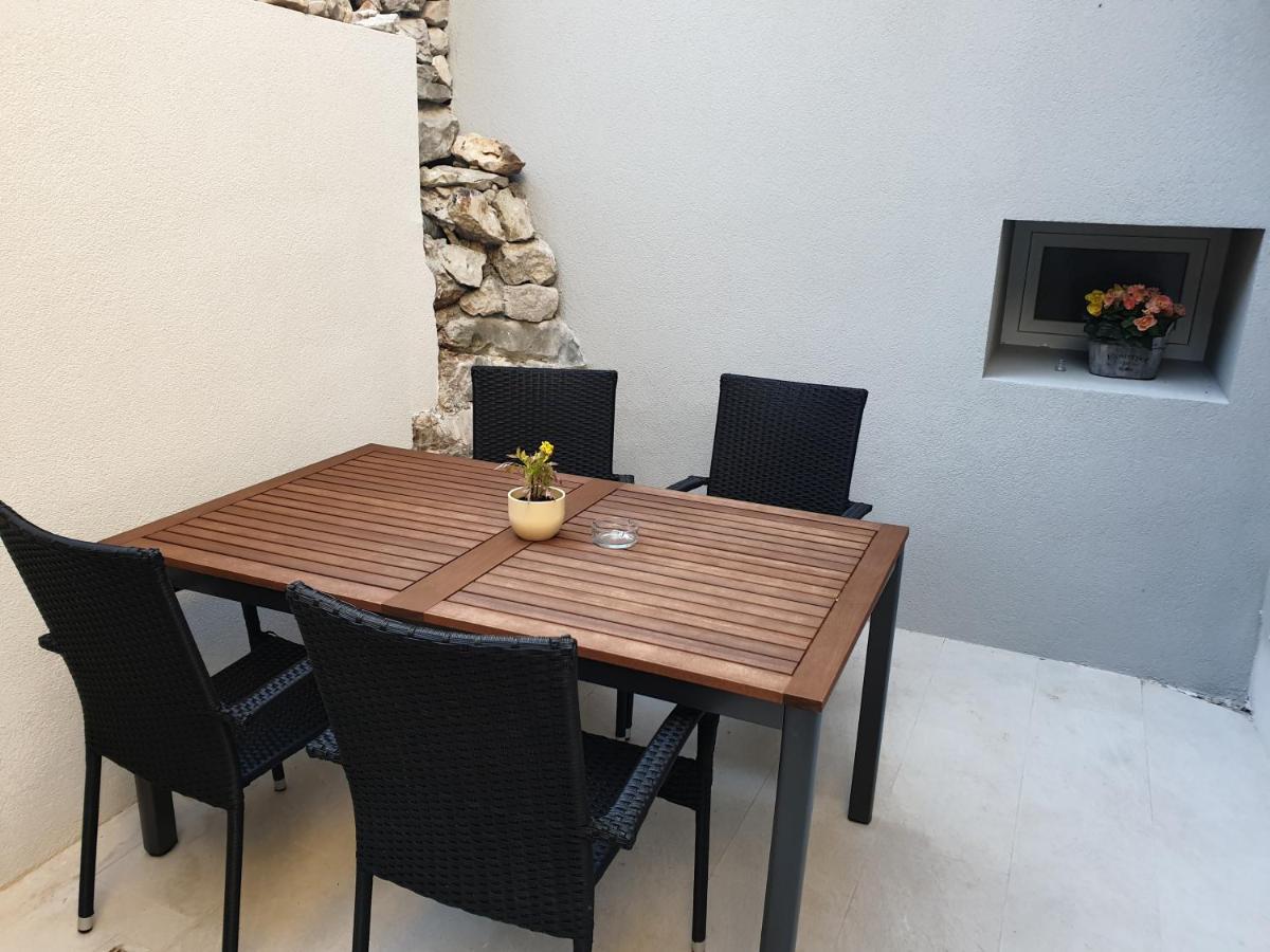 Castel Lägenhet Mali Lošinj Exteriör bild